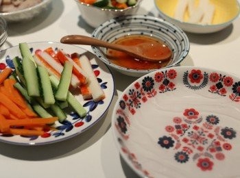 step4: 用暖水將越南米紙逐片浸軟。