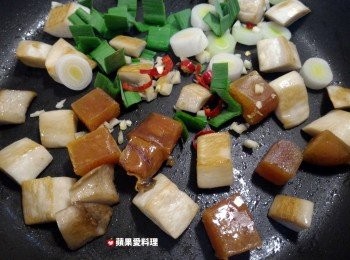 step3: 下烏魚子塊，煎至兩面金黃。下蒜苗、蒜頭、辣椒拌勻，嗆米酒。