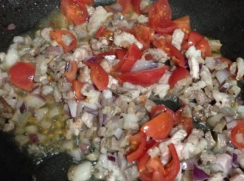 step7: 再加入洋蔥及蕃茄一起翻炒。