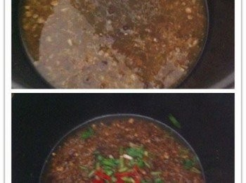 step3: 將鍋內多餘的油分倒掉，剩餘少許。
加入蒜蓉，薑蓉，豆瓣醬爆香，然後加入糖和食水~煮滾約5分鐘，然后加入香菜《芫荽》紅辣椒絲炒翻即可~