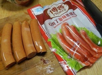 step3: 將博客Q肉丁原味德國香腸切半備用!!蔬菜類全部切丁!