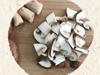 step3: 香菇切小丁片。