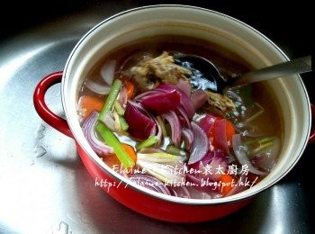 step5: 加入熱水水拌勻先用中火煲15分鐘 , 蓋上蓋轉慢火煲 1 1/2小時