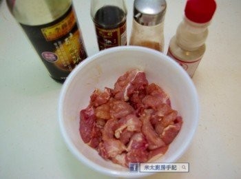 step2: 豬肉用醬油和麻油各1茶匙，少許酒和白胡椒粉醃10分鐘。