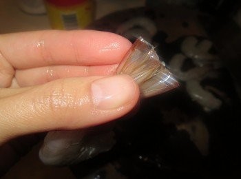 step5: 蝦子去殼, 內臟 後, 尾巴切開，沒有切開直接炸, 它會爆油!!