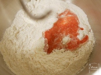 step4: 加入己加熱至溫暖程度的蕃茄蓉拌成麵團