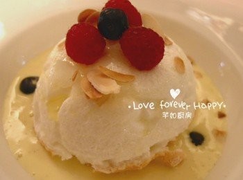 step10: 將焗好的蛋白脫模, 放入凍蛋黃漿內，加上藍莓和紅桑子, 即成美味Floating Island (飄浮之島)