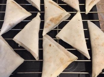 step7: 烤箱先預熱200度。素咖哩角放進烤箱200度烘烤15分鐘至兩面金黃即可。