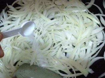 step5: 加入少許鹽炒至軟身，盛起