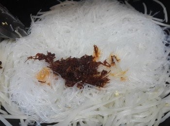 step7: 倒入浸發的粉絲、李錦記特辣XO醬，用大火炒至混合