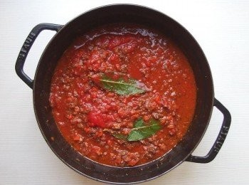 step7: 加入蕃茄泥及糖，稍做拌炒，煮滾後轉小火慢燉，約1小時後即可完成。