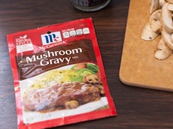 step9: 我用的Gravy Mix是McCormick（味好美）品牌的Mushroom Gravy Mix（21g裝），有推出其他口味，大家可自行選擇