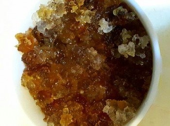 step2: 浸發後的桃膠發大數倍，不要太貪心發太多哦，之後去除桃膠上的雜質清洗乾淨備用