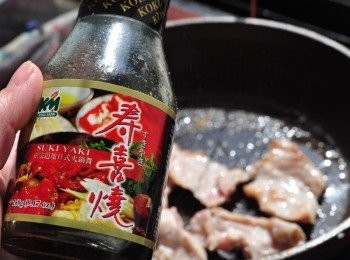 step5: 再淋上香甜的【榖盛壽喜燒】醬汁，讓松阪豬充分的吸收醬汁至兩面微微焦黃即可