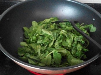 step3: 放下已瀝乾水份的有機豆苗, 炒至全部熟透, 加上一茶匙的鹽及半茶匙的糖作調味。最後，灑上二茶匙的炸蒜泥, 即可上碟。