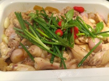 step4: 將蔥段,辣椒仔和九層塔放面後蓋蓋, 火力大火5分鐘, 開蓋後加鹽調味, Bruno保持細火烹調進食。