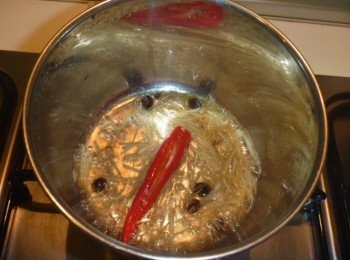 step2: 取小鍋子倒入酒,味霖,豆豉,蒜碎及辣椒煮滾,出香氣再倒入昆布柴魚高湯煮至5分乾.