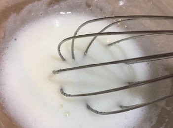 step3: 再加入檸檬汁輕微打至奶白色，備用