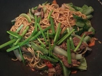 step8: 加入蔥段並延著鍋邊倒入黑醋，迅速拌炒後即可起鍋。