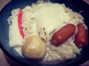 step4: 下了芝心腸、魚蛋、蟹柳和泡麵後，牛奶温度會下降，此時要再等牛奶煮沸。煮沸後，可試試泡麵的口感，軟硬適中的話，便可關火。