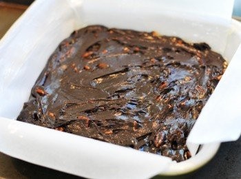 step7: 將麵糊填入烤模中，表面抹平，以350℉/180℃烤約30~35分鐘，至牙籤戳入後仍保留一點濕潤碎屑