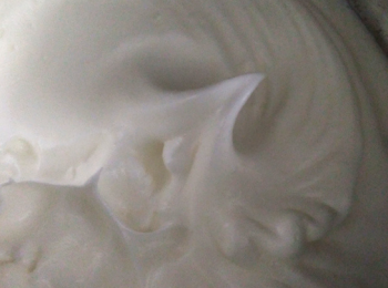 step5: 蛋白分三次加入糖打發至幹性發泡狀態。