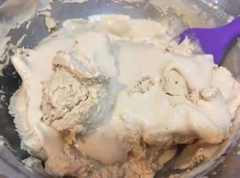 step5: 之後取出攪拌均勻至軟滑狀, 再放入冰箱雪約40分鐘, 重覆以上步驟最少3-4次