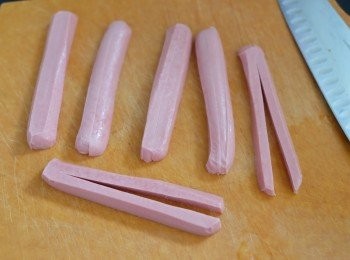 step2: 腸仔打長切半，再打長切半，但留尾端不要切斷。