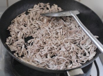 step3: 將肉絲放入鑊內，用細火不停炒肉絲，炒至10分鐘左右，下所有<span class="group_2">調味料</span>拌勻