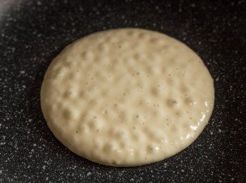 step6: 一會之後整塊餅會開始有氣泡於底部開始出現