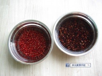 step1: 黑糯米和紅豆用水浸最少2小時或浸過夜。