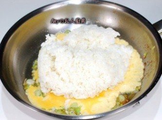 step4: 將白飯倒在蛋汁上(無論是冷飯或熱飯,倒在蛋汁上,利用蛋汁包覆米飯,不會黏鍋之外還可炒成粒粒分明的炒飯)