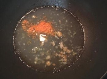 step6: 將紅蘿蔔末放入與鍋裡炒白菜的湯汁一起煮滾，