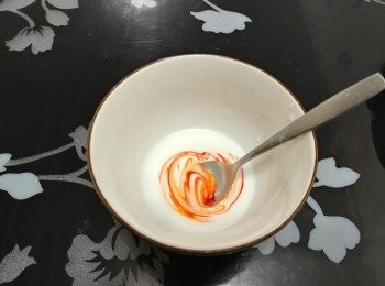 step6: 將4湯匙粉漿倒在小碗中，滴入食用色素（深淺色隨意調較）