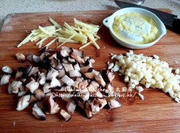step2: 薑去皮一半麔成薑汁 , 一半切幼絲 , 蒜頭去衣切細粒 , 冬菇切粒
