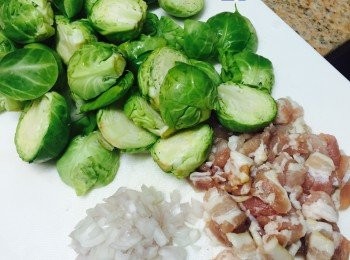 step1: 球芽甘藍洗淨切半，煙肉及乾葱切粒，備用。