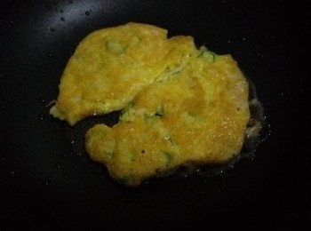 step3: ♧燒紅煎鍋，轉中慢火，落油，倒入一杓子蛋米液，煎至兩面金黃色即可