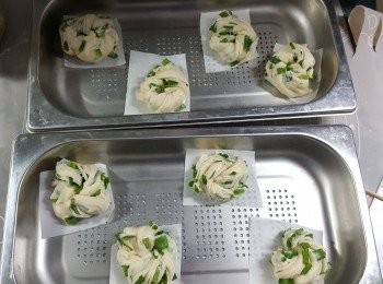 step17: 將整好的花卷蓋上布休息20分鐘,再用大火蒸18分鐘,蒸好後不要馬上開蓋,開少少待散去蒸氣後約一分鐘才取出