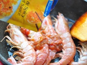 step4: 再把甜辣海鮮醬加入鍋