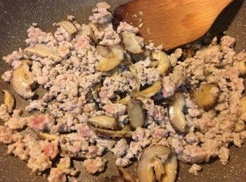 step6: 跟住加入豬肉碎煮約3-4分鐘，然後加入頭抽、老抽、五香粉、胡椒粉、冰糖碎再炒至微黃色