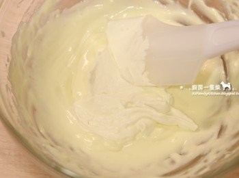 step5: 將打發的鮮奶油倒入乳酪糊，以刮刀拌勻。