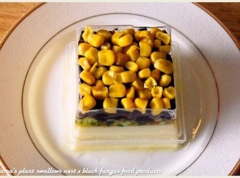 step5: 最後將玉米粒，平舖疊放在紅椒麻辣黑菇醬的上層。