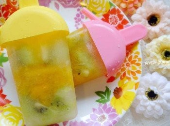 step4: *最後倒入果汁填滿即可冰入冷凍。