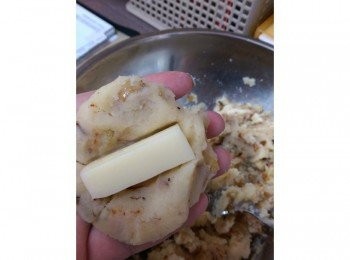 step4: 土豆泥稍微放涼後，挖起一湯匙的量揉好壓扁，把起司條放進去，包裹成橢圓形