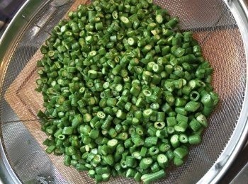 step2: 將豆角去頭及尾，切粒