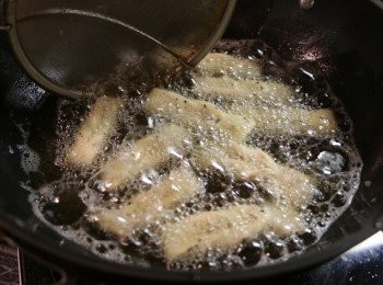 step11: 鍋中倒入適量的油燒熱，把蛋散放入用中火炸至金黃色後就完成。