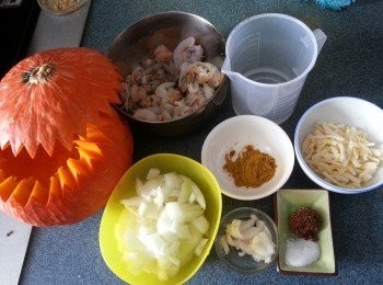 step3: 預備好所有材料,乾蔥及洋蔥切碎,雜海鮮解凍洗淨