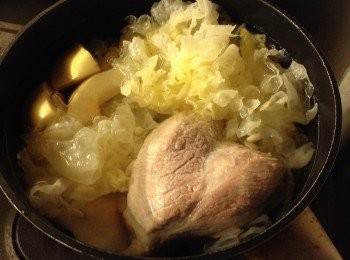 step5: 所有材料加入水中, 大火煮滾後轉中小火煲1小時, 加鹽調味