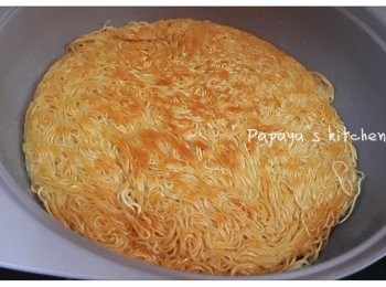 step4: 小至中火，先煎香一邊，大約10分鐘，變左金黃色脆身，就慢慢反轉煎另一邊，大約10分鐘，就可以上碟切開食啦！