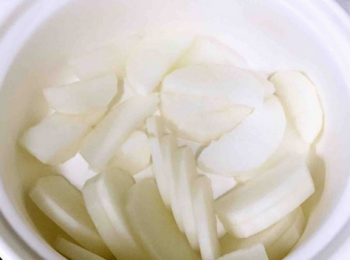 step3: 白蘿蔔洗淨，切塊，放入砂鍋中。